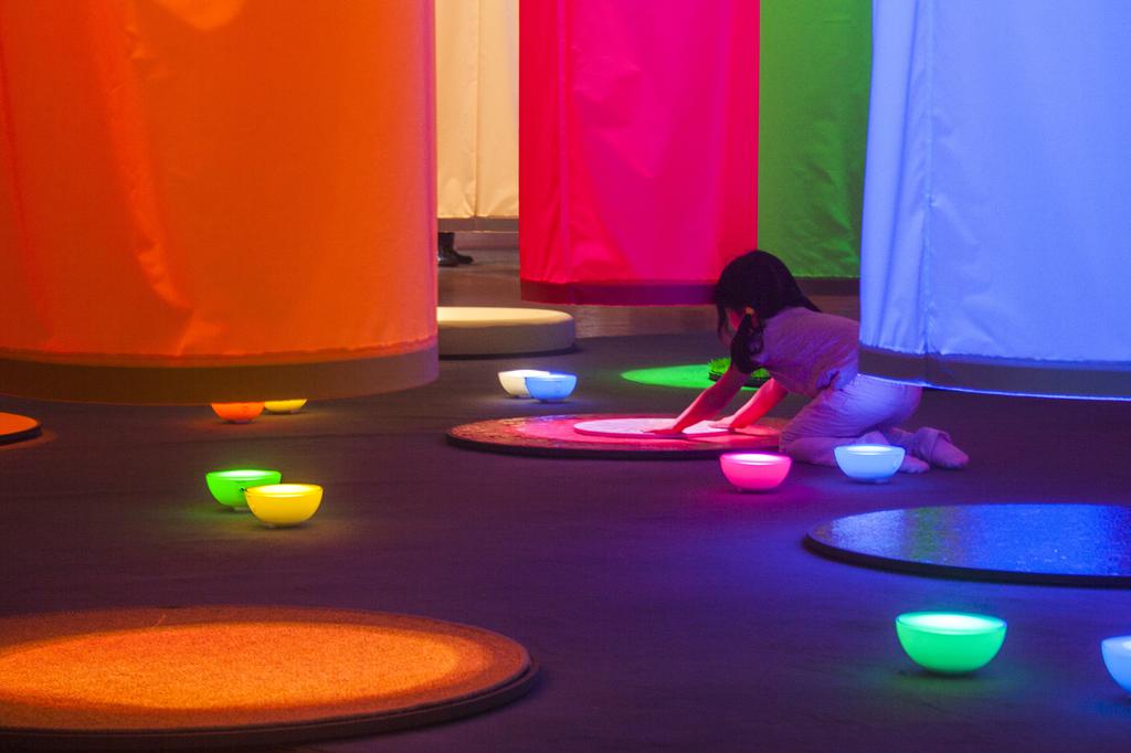 Installazione tubi colorati e luci
